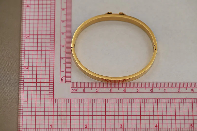 Bracelet Femme Triangle en Acier Inoxydable - Élégance et Style Durable 1