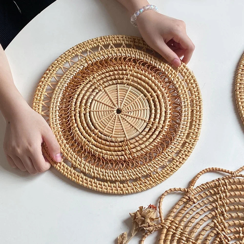 Panier Décoratif en Rotin Tissé pour Intérieur – Suspension Artisanale, Ambiance Chaleureuse et Accrochage Facile