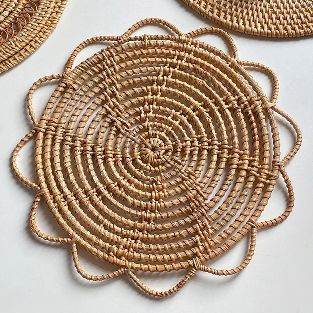 Panier Décoratif en Rotin Tissé pour Intérieur – Suspension Artisanale, Ambiance Chaleureuse et Accrochage Facile